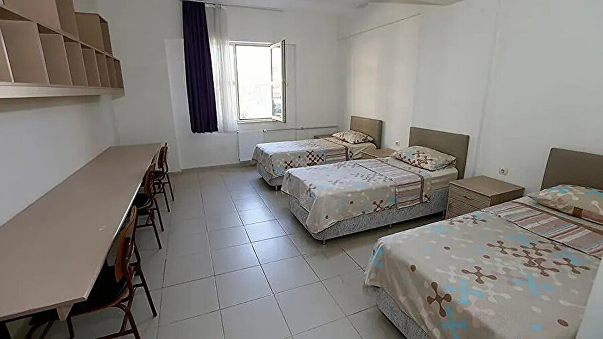 KYK YURT ÜCRETLERİ NE KADAR?<br><br>KYK yurt ücretleri, yurt türüne ve bulunduğu şehre göre değişiklik gösteriyor. Öğrenciler yurt ücretlerini aylık olarak ödeyebiliyor veya devletin sunduğu burs ve kredi imkanlarından yararlanabiliyor. KYK yurt başvurusunu yapan öğrenciler, yurt ücretleri ve ödeme koşullarını başvuru ekranında görüntüleyebiliyor.