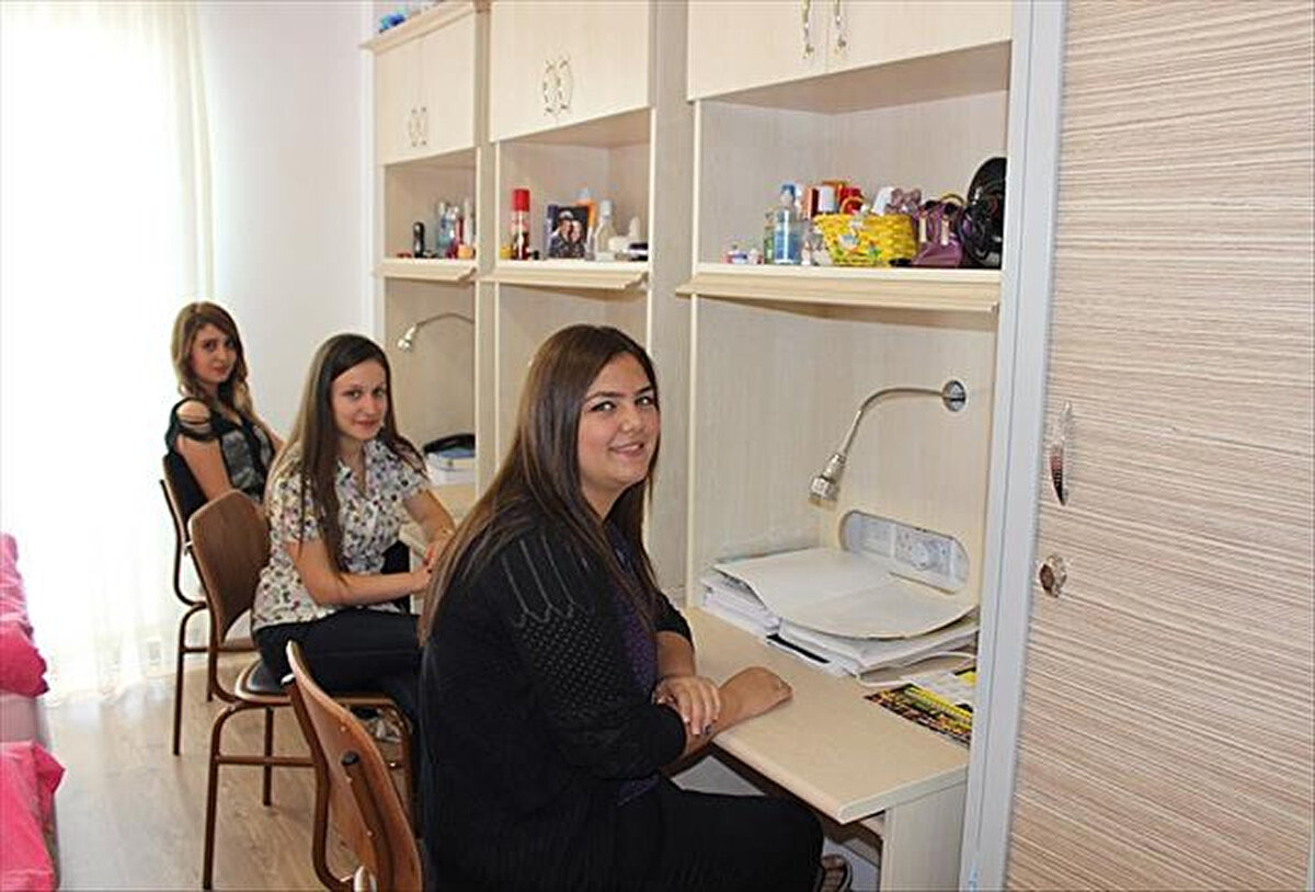 KYK BURS BAŞVURUSU VE YURT BAŞVURUSU BİR ARADA<br><br>Öğrenciler KYK yurt başvurusunu tamamladıktan sonra, aynı dönem içerisinde KYK burs başvurusu da yapabiliyor. Böylece hem barınma hem de maddi destek imkanlarından yararlanmak mümkün oluyor.