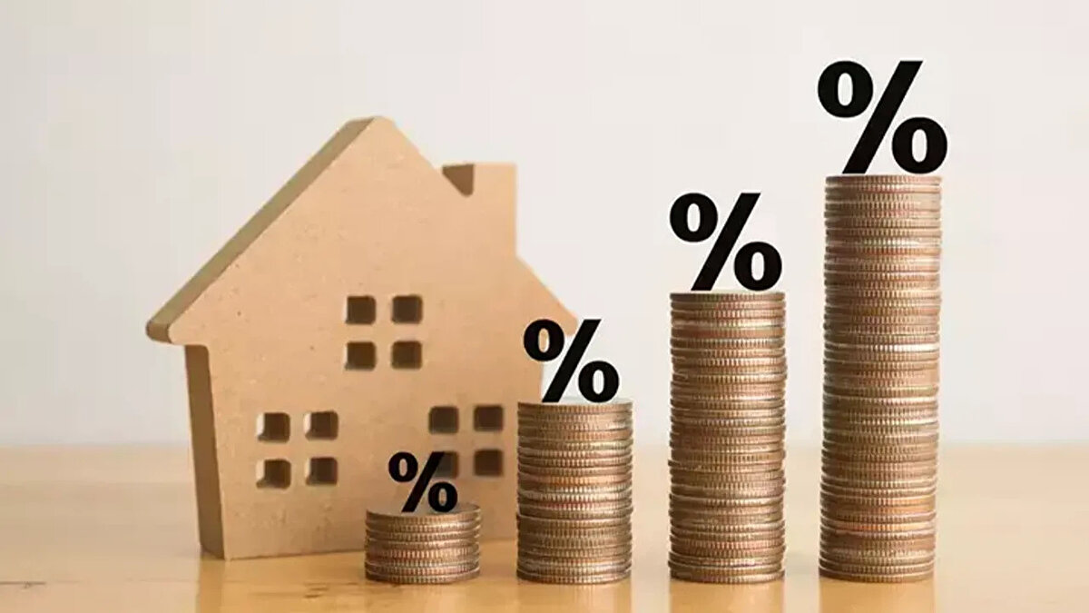 KİRA ARTIŞ ORANI NASIL HESAPLANIR<br><br>Türk Borçlar Kanunu’nun 344. maddesine göre, kira artış oranları TÜFE’nin son 12 aylık ortalamasına göre hesaplanıyor. 1 Temmuz 2024 itibarıyla kaldırılan yüzde 25’lik sınırın ardından kira zamları tamamen TÜFE’ye endeksli hale geldi. Bu hesaplama, hem konut hem iş yeri kiraları için geçerli.