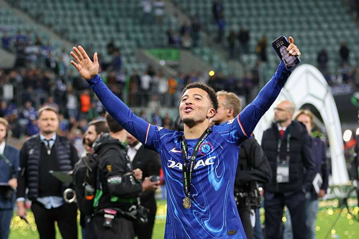 Kırmızı Şeytanların İngiliz kanat oyuncusu için sözleşmesinde bir yıl uzatma hakkının olduğu ifade edildi. <br>