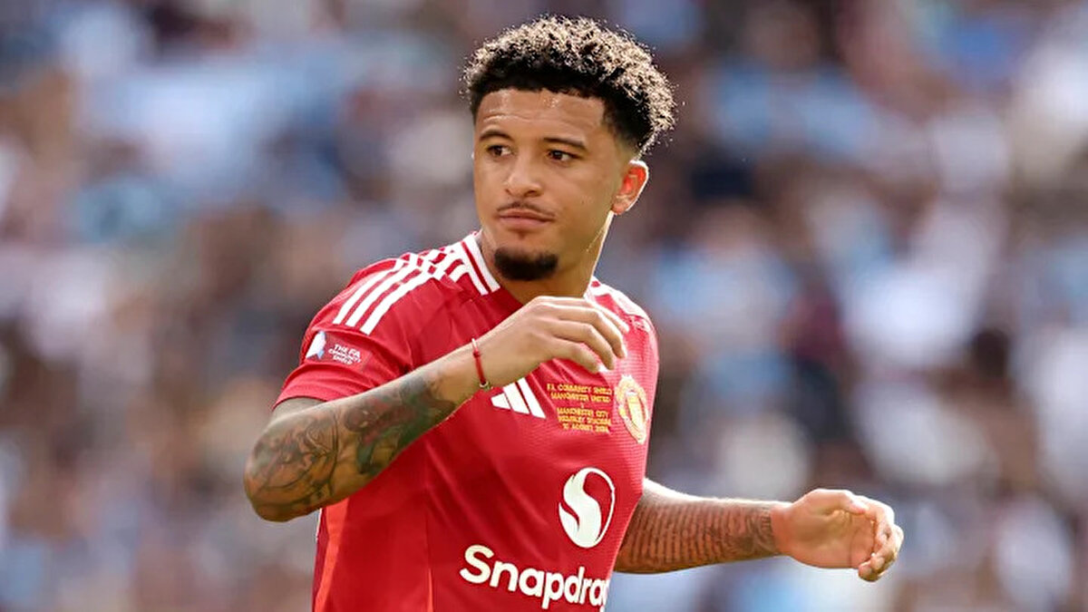 Haberin detaylarında, Manchester United’ın 25 yaşındaki kanat oyuncusunun kiralanması konusunda İngiliz temsilcisi ile anlaşmaya vardığını ve resmi evrakların tamamlanmasının ardından İngiliz oyuncunun yeni takımı ile antrenmana katılacağı kaydedildi.<br>