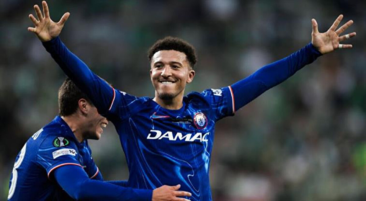 25 yaşındaki İngiliz futbolcu Manchester United ile çıktığı 42 maçta 5 gol ve 10 asistlik performans sergiledi. Jadon Sancho, kırmızı beyazlı formayla geçtiğimiz sezon 2426 dakika süre aldı.