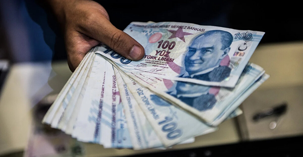 ZİRAAT BANKASI EMEKLİ PROMOSYONU NE KADAR?<br><br>2025 yılında Ziraat Bankası, SGK’ya bağlı SSK, Bağ-Kur ve Emekli Sandığı emekli maaş ödemelerini alan müşterilere 12.000 TL’ye varan emekli promosyonu imkanı sunuyor. Bu promosyon, emekli maaşlarının 3 yıl boyunca bankadan alınması şartıyla peşin olarak ödeniyor.<br><br>Daha önceki yıllara ait promosyon ödemesi devam eden emekliler, 2024 yılı promosyon ödemesi sırasında önceki döneme ait iade tutarının sistem tarafından mahsup edilmesiyle güncel tutarı alabiliyor.