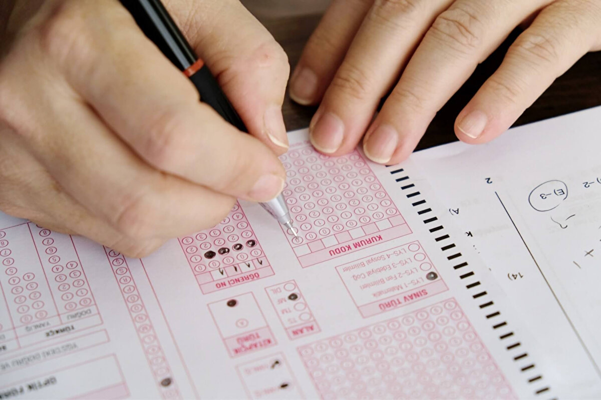 Çoktan seçmeli testlerden oluşan sınavlarda adayların cevap kâğıtları, ÖSYM’de optik okuyucular aracılığıyla taranacak ve bilgisayar ortamında değerlendirilecek. Her bir testte adayların doğru ve yanlış cevapları ayrı ayrı hesaplanacak; doğru sayısından yanlış cevapların dörtte biri çıkarılarak ham puan belirlenecek. Elde edilen bu ham puanlar 100 puanlık sisteme dönüştürülerek adayların ilgili aşamaya ait STS puanları hesaplanacak.<br><br>