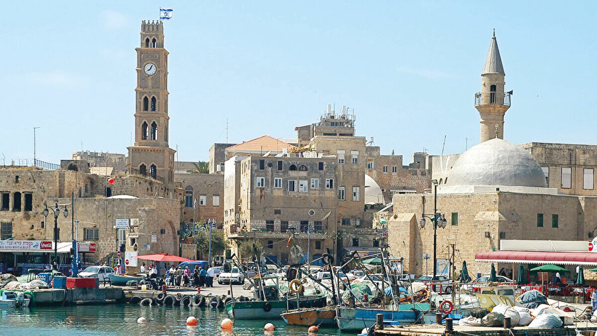 Akkâ Saat Kulesi<br><br>Osmanlı yerel yöneticilerinden Cezzâr Ahmed Paşa’nın 1799’da Napolyon Bonaparte komutasındaki Fransa kuvvetlerini mağlup ettiği Akkâ’da yapılan kule, şehrin simgelerindendir. Kule, 1784’de inşa edilen ticaret merkezi Hân el Umdân’ın duvarının üzerine eklendiğinden, surların doğal bir parçası görünümündedir.