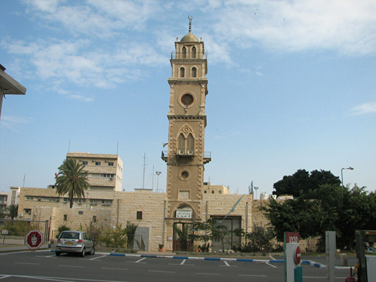 Hayfa Saat Kulesi<br><br>Bugün İsrail sınırları içinde kalan Hayfa şehrinde, valilik binasının hemen yanı başındaki El Carina Camii’nin önünde yer alır. Altı katlı olarak inşa edilen kulenin dört orijinal saatinden sadece bir tanesi günümüze ulaşabilmiştir. Restore edilen kule, günümüzde bakımlı bir durumdadır.