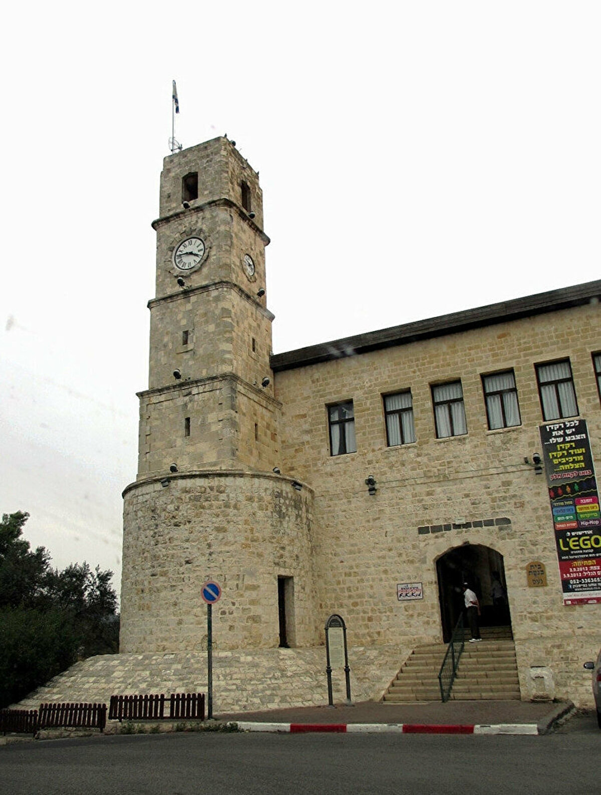 Safed Saat Kulesi<br><br>Tarihî bir Filistin şehri olan Safed’de inşa edilen kule, Osmanlı döneminde hükümet konağı olarak kullanılan binanın bitişiğindedir. 2002’de kapsamlı bir restorasyon geçiren saat kulesinin en üst katındaki gong, her yarım saatte bir çalmaktadır.