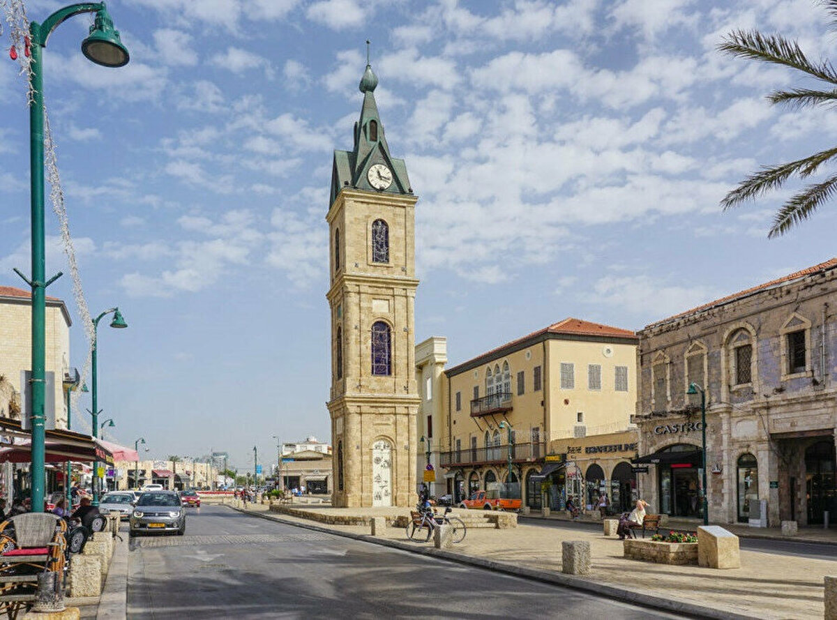 Yafa Saat Kulesi<br><br>Filistin’deki tarihî şehirlerden Yafa’nın merkezinde, Mahmûdiye Camii’nin yanı başına inşa edilen saat kulesi, 1903’te tamamlandı. Şehir sakinlerinin yapımına maddî bakımdan katkıda bulunduğu kule, bölgede geçerli olan Batı tesirli mimarî sebebiyle, Avrupa’daki benzerlerini andırmaktadır.