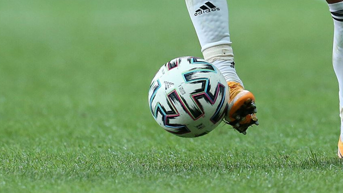 Avrupa futbolunda 2025-2026 yaz transfer sezonu kulüplerin kadrolarını güçlendirmesiyle birlikte hareketli geçti. Transfermarkt verilerine göre en çok harcama yapan kulüpler sıralamasında İngiliz kulüpleri listenin tepesine yerleşirken, Süper Lig temsilcisi sıralamanın ilk 15'inde yer aldı.<br><br>İşte en çok bonservis bedeli harcayan 2025 Avrupa kulüpleri: <br>