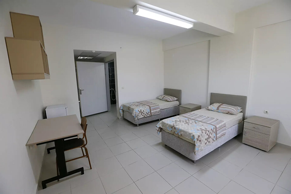 Gençlik ve Spor Bakanı Osman Aşkın Bak, üniversite öğrencileri için KYK yurt başvurularının başladığını açıkladı. Bakan Bak, GSB Yurt Koordinasyon Merkezi’nde yaptığı açıklamada, 2025-2026 eğitim-öğretim döneminde öğrencilerin üniversitelerine en yakın yurtlara yerleştirileceğini belirtti.<br><br>Başvuruların başlamasıyla birlikte öğrenciler, KYK tip 1, 2, 3, 4, 5 ve 6 yurt ücretlerini araştırmaya başladı.<br><br>Peki, 2025-2026 KYK yurt ücretleri ne kadar? İşte detaylar…