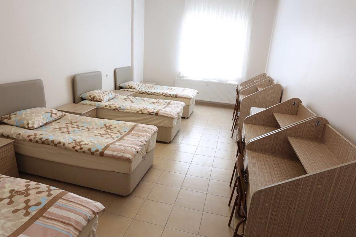 KYK yurt tipleri ne anlama geliyor?<br>•1. ve 2. tip yurtlar: Öğrencilerin temel barınma, güvenlik ve yemek ihtiyaçlarını karşılayan standart yurtlardır.<br>•3. tip yurtlar: Odalar 2-4 kişiliktir. Çalışma masası, buzdolabı ve bazı yurtlarda kitaplık bulunur. Banyo ve tuvalet ortak kullanım alanıdır.<br>•4. tip yurtlar: 3. tipe benzer şekilde 2-4 kişilik odalara sahiptir. Çalışma masası, buzdolabı ve bazı yurtlarda kitaplık vardır.<br>