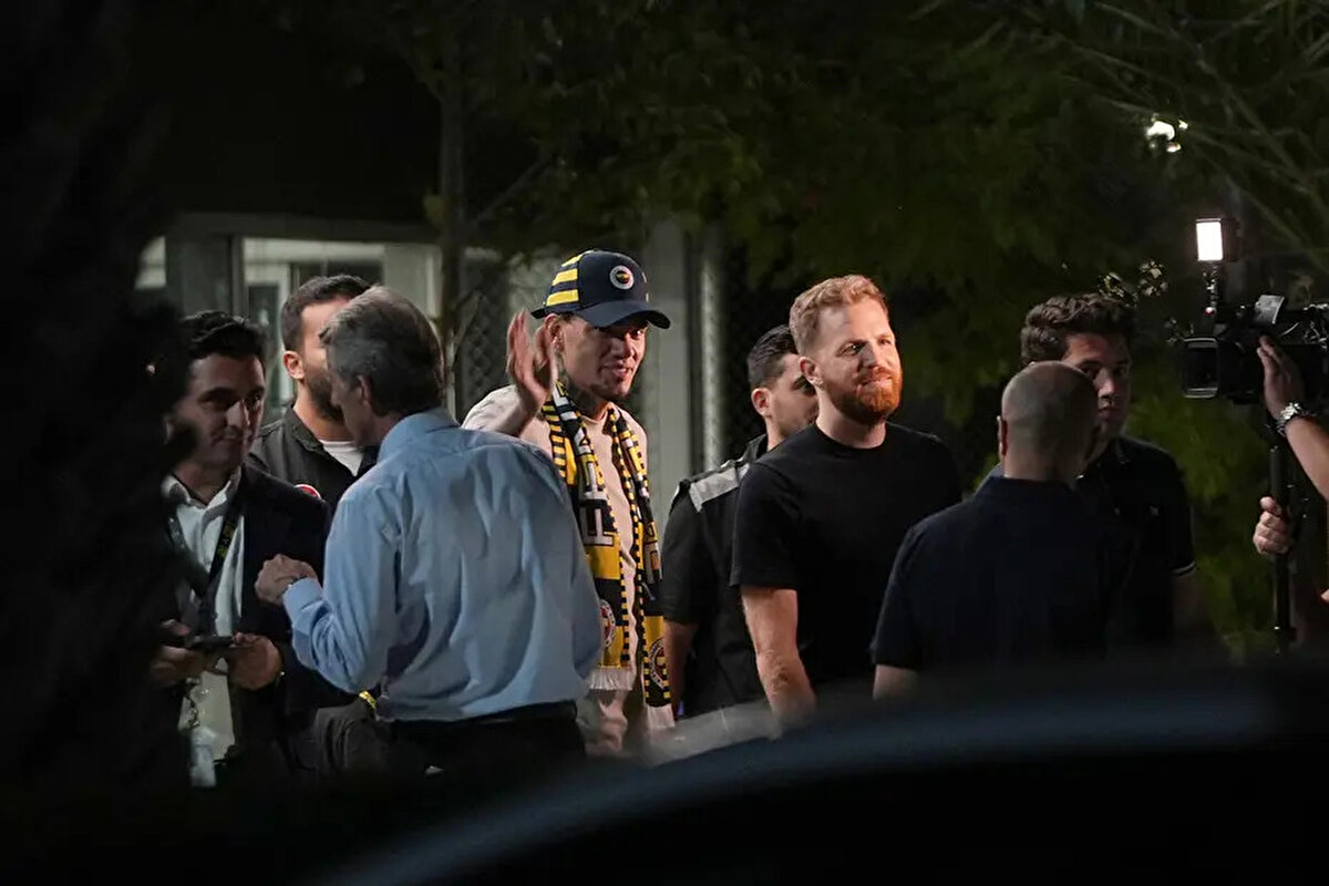 Galatasaray'ın listesinde bulunan lakin Fenerbahçe'nin transfer ettiği Ederson dün gece saat 01.20'de İstanbul'a iniş yaptı.