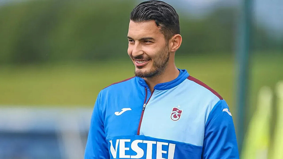 Öte yandan Galatasaray da Uğurcan Çakır'ın bonservisini ve maaşını KAP'a bildirdi. İşte sarı kırmızılı kulüpten yapılan açıklama: <br>"Profesyonel futbolcu Uğurcan Çakır'ın transferi konusunda Trabzonspor Sportif Yatırım ve Futbol İşletmeciliği A.Ş. ile anlaşmaya varılmıştır.<br><br> <br><br>Bu doğrultuda, futbolcunun eski kulübüne net 27.500.000 Euro + KDV transfer bedeli ödenecektir.<br><br> <br><br>Futbolcu ile 2029/2030 sezonu sonuna kadar geçerli olmak üzere aşağıdaki şartlarda sözleşme imzalanmıştır:<br><br> <br><br>2025-2026 sezonu için net 110.000.000 TL,<br><br>2026-2027 sezonu için net 120.000.000 TL,<br><br>2027-2028 sezonu için net 130.000.000 TL,<br><br>2028-2029 sezonu için net 140.000.000 TL,<br><br>2029-2030 sezonu için net 150.000.000 TL sezonluk garanti ücret olarak ödenecektir."<br><br><br>