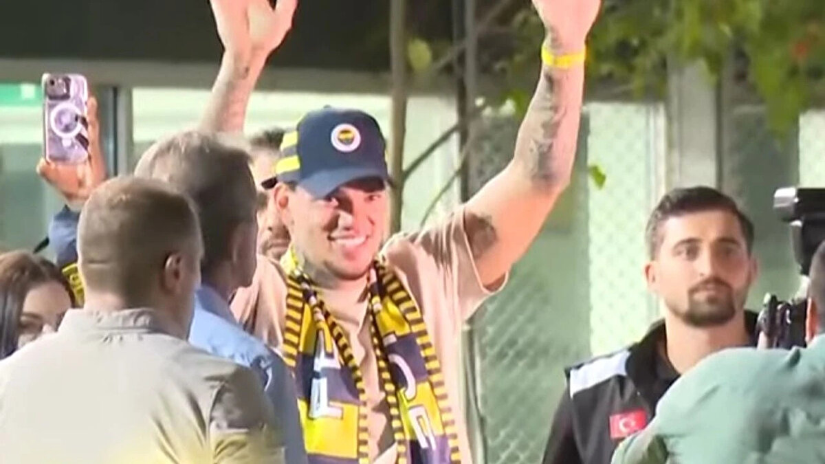 Öte yandan açıklamada Ederson'a yıllık 11 milyon euro ücret ödeneceği aktarıldı.