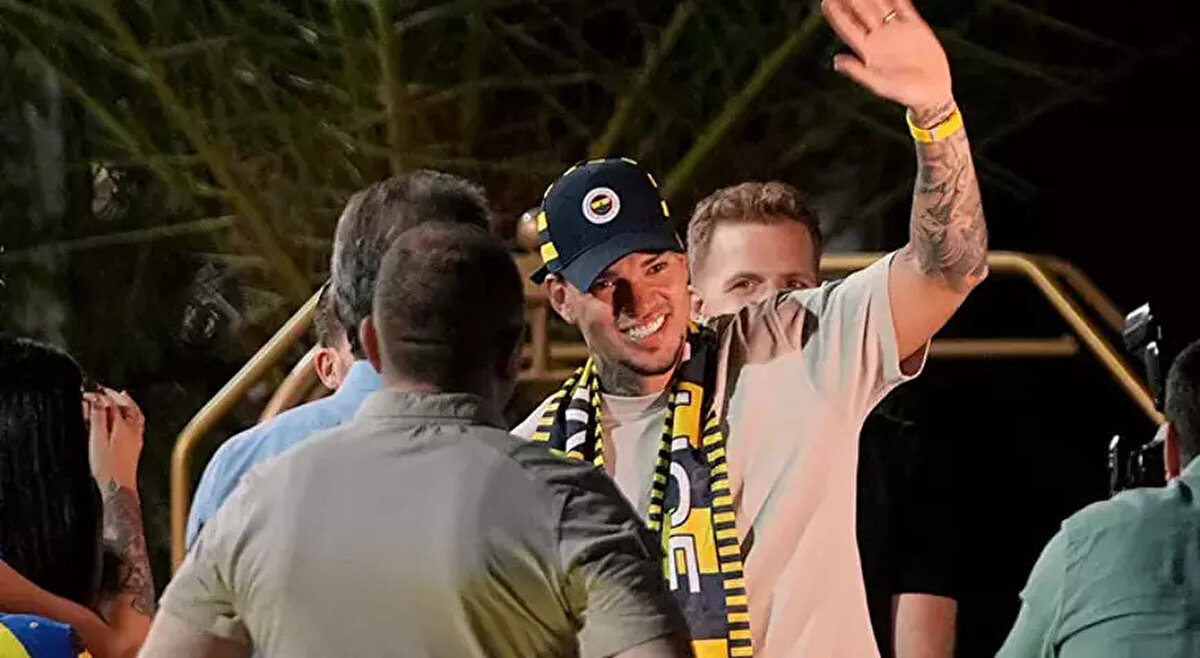 Fenerbahçe'nin transfer görüşmeleri için İstanbul'a getirdiği Brezilyalı eldiven Ederson sağlık kontrollerinden geçti.