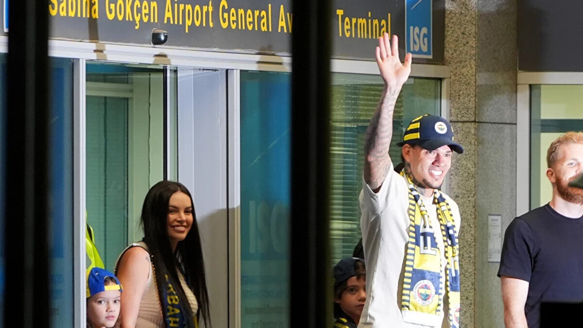 Fenerbahçe'den KAP'a yapılan açıklamada, 32 yaşındaki kaleci Ederson’la 3+1 yıllık sözleşme imzalandığı belirtildi.