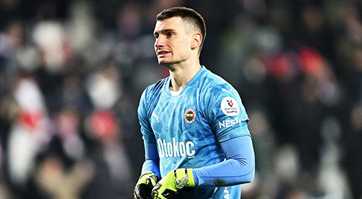 30 yaşındaki oyuncu, geçen sezon 32 maçta forma giydi ve 9 maçta kalesini gole kapattı.