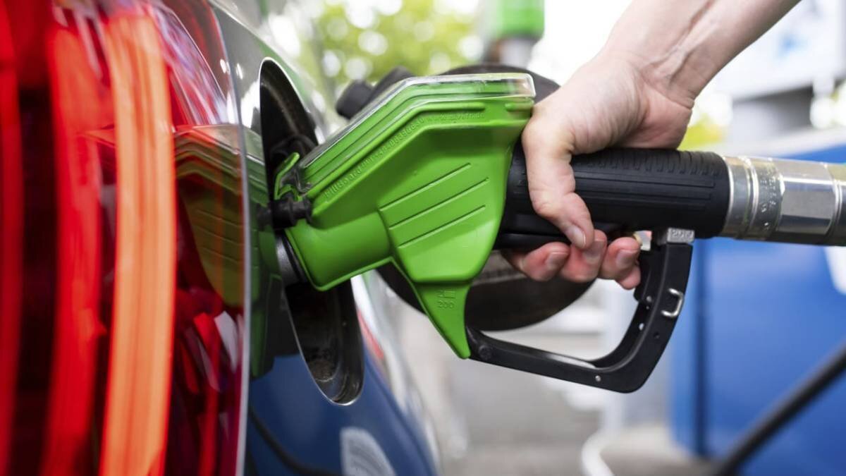 İzmir Akaryakıt Fiyatları (2 Eylül 2025)<br><br>Benzin: 54,00 TL<br><br>Motorin: 53,48 TL<br><br>LPG: 26,33 TL