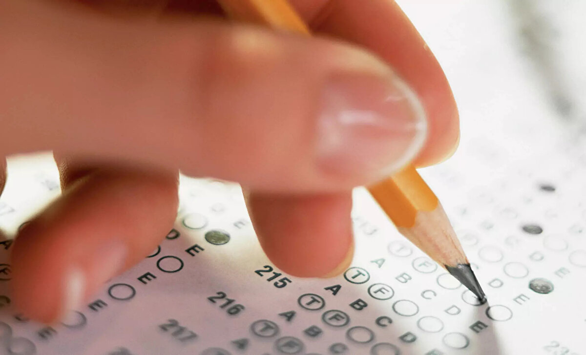 AÖF kayıt yenileme işlemleri<br>Mevcut öğrenciler için kayıt yenileme işlemleri, güz döneminde Eylül ayında, bahar döneminde ise Şubat ayında yapılıyor. Ders seçimi ve ödeme tamamlanmadan kayıt yenileme geçerli sayılmıyor. Kayıt yenilemeyen öğrenciler derslere katılamıyor ve sınav haklarını kaybediyor.<br>