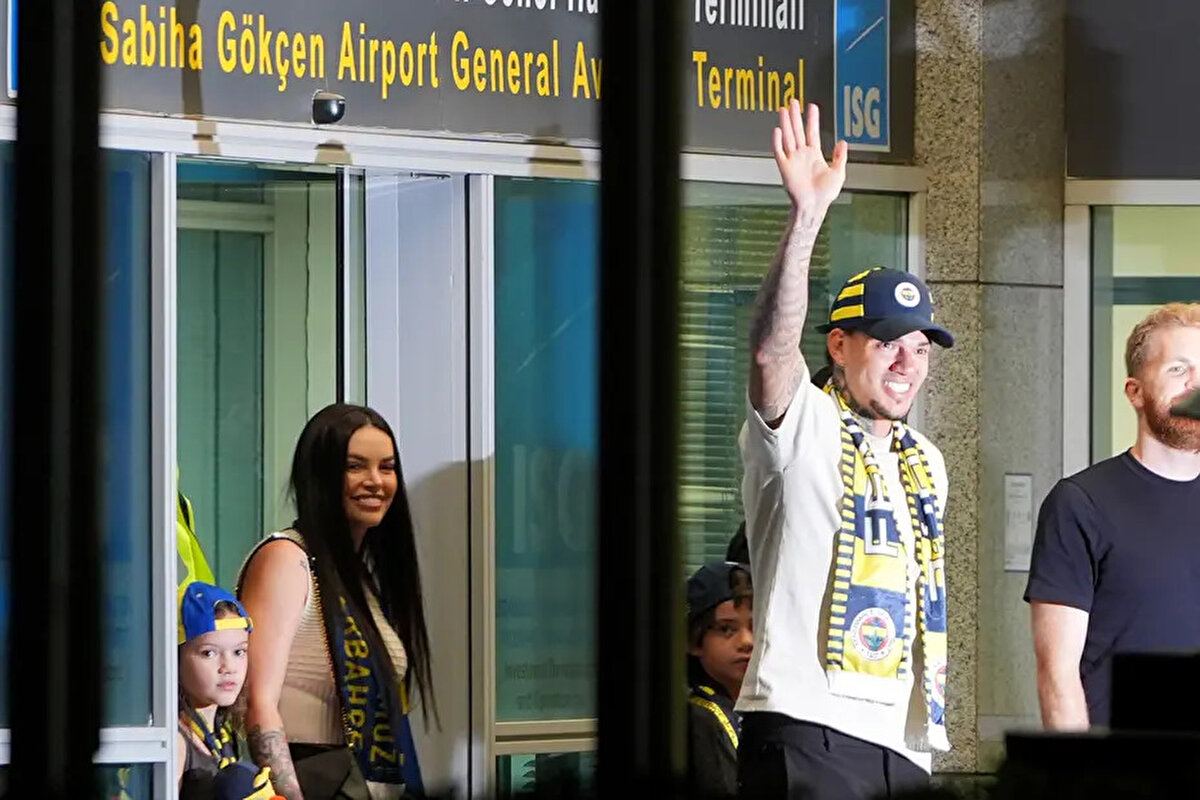 Fenerbahçe, Ederson transferini KAP'a bildirdi. Sarı-lacivertliler, Brezilyalı kaleciyle 3+1 yıllık sözleşme imzalandığını bildirdi.<br><br>