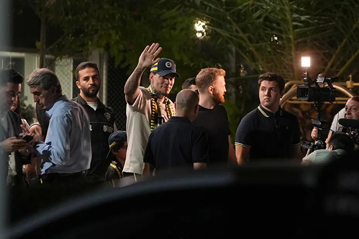 Öte yandan Fenerbahçe, Ederson'a her yıl için 11 milyon euro ücret ödeneceğini duyurdu.<br><br>