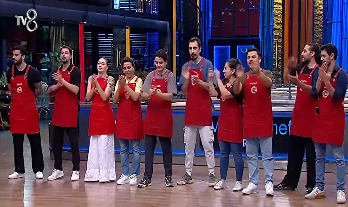 MasterChef 1-7 Eylül 2025 Kırmızı Takım Kadrosu<br><br>Mavi takım kaptanı Ayla’nın seçtiği kırmızı takım kaptanı Çağlar oldu. Kırmızı takımda yer alan isimler ise şöyle:<br><br>Çağlar (Kaptan)<br><br>Çağatay<br><br>Furkan<br><br>Sezer<br><br>Gizem<br><br>Mert<br><br>Ayten<br><br>Nisa<br><br>İlhan<br><br>Barış