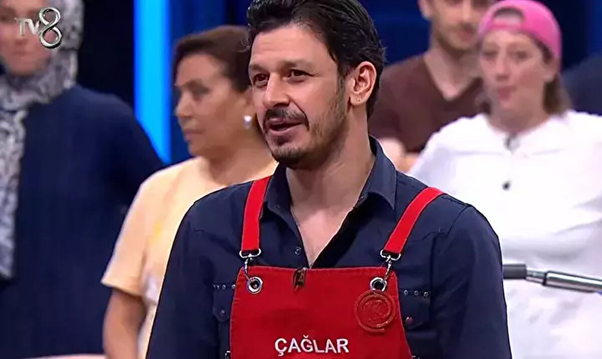 KIRMIZI TAKIM KAPTANI KİM OLDU?<br><br>Ayla, kaptanlık oyununu kazanmasının ardından kırmızı takım kaptanını seçti. Rakip takımın kaptanı olarak Çağlar’ı belirledi. Böylece MasterChef’in yeni haftasında iki takımın yarışmacıları netleşmiş oldu.