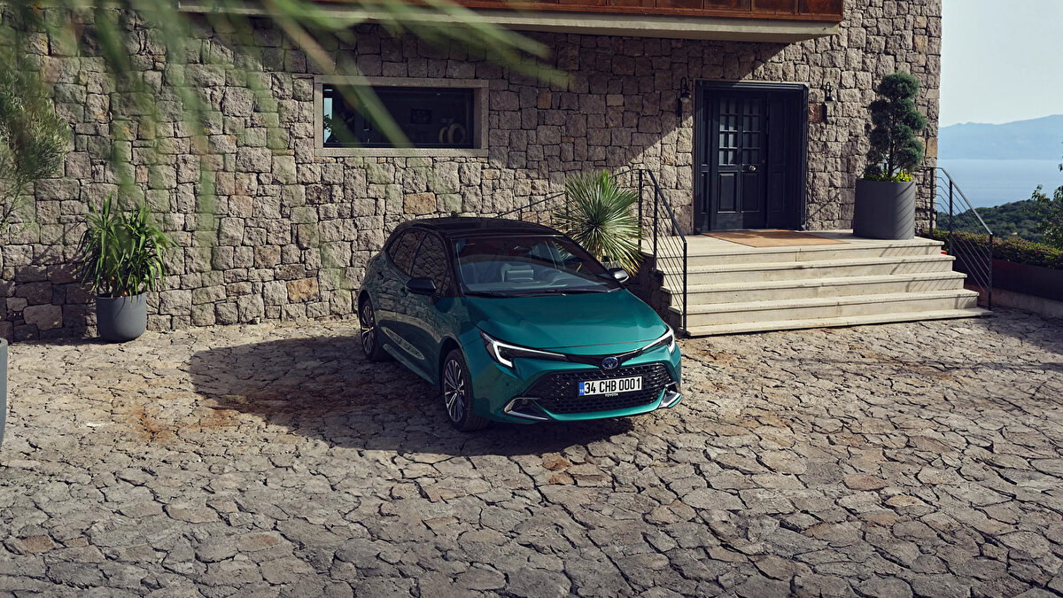 Corolla Hatchback HYBRID<br><br>Başlangıç fiyatı:<br>1.936.500 TL<br>2.270.000 TL<br>330.000 TL'ye varan indirim