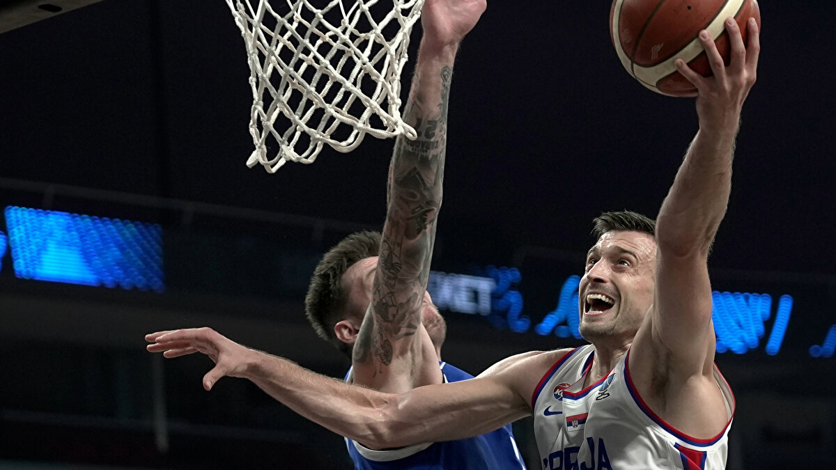 TÜRKİYE - SIRBİSTAN MAÇI HANGİ KANALDA? SAAT KAÇTA?<br><br>Gruptaki 4 karşılaşmasını da kazanan 12 Dev Adam, bu maçtan galibiyetle ayrılarak son 16 turuna lider olarak girmek istiyor. Türkiye - Sırbistan müsabakası bu akşam saat 21.15'te TRT Spor'dan canlı olarak izlenebilecek.