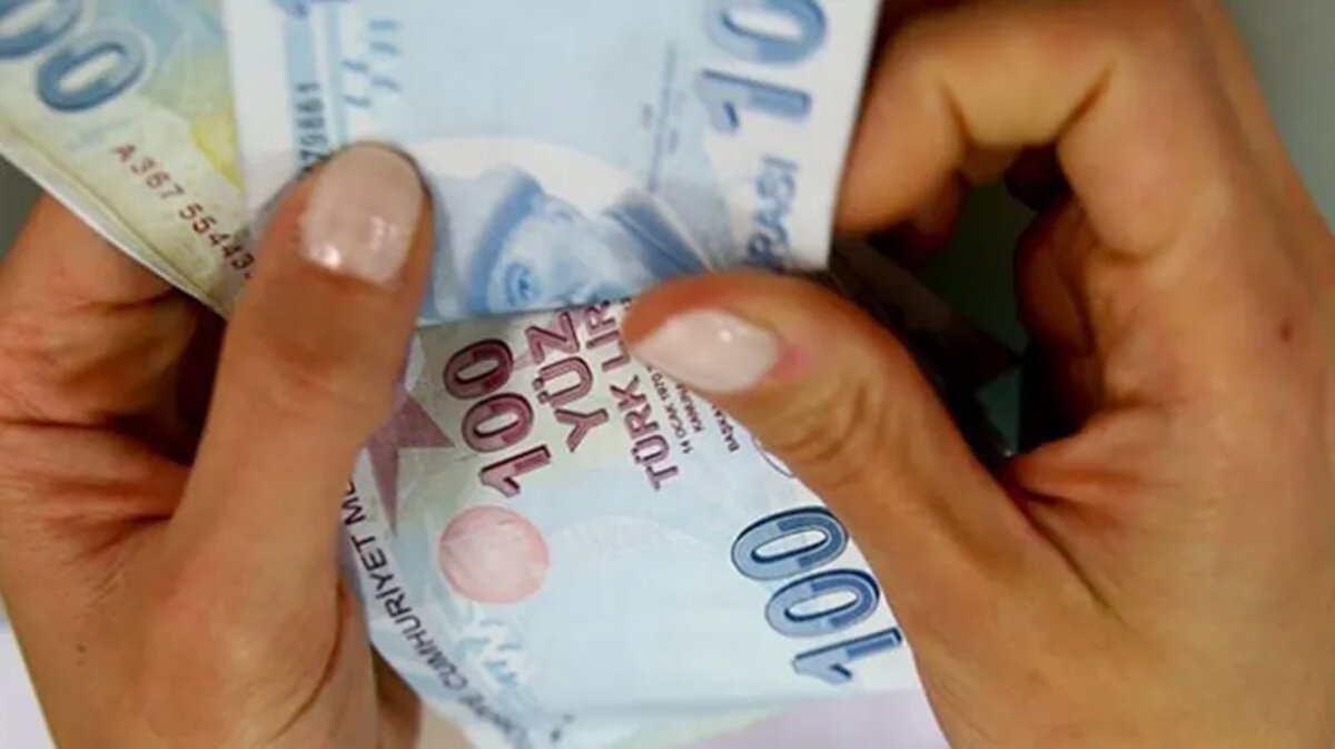 VakıfBank emekli promosyonu ne kadar?<br><br>VakıfBank, SGK emekli maaşını taşıyan veya yeni emekli olup ilk maaşını bankadan alacak müşterilerine maaşlarına göre değişen miktarlarda nakit promosyon ödüyor. Promosyon tutarları şöyle:<br>10.000 TL’ye kadar maaş alanlara: 3 yıl için toplam 5.000 TL<br><br>10.000 – 15.000 TL arası maaş alanlara: 3 yıl için toplam 8.000 TL<br><br>15.000 – 20.000 TL arası maaş alanlara: 3 yıl için toplam 10.000 TL<br><br>20.000 TL ve üzeri maaş alanlara: 3 yıl için toplam 12.000 TL<br><br>Ödeme, peşin ve nakit olarak emeklinin maaş hesabına yatırılıyor.