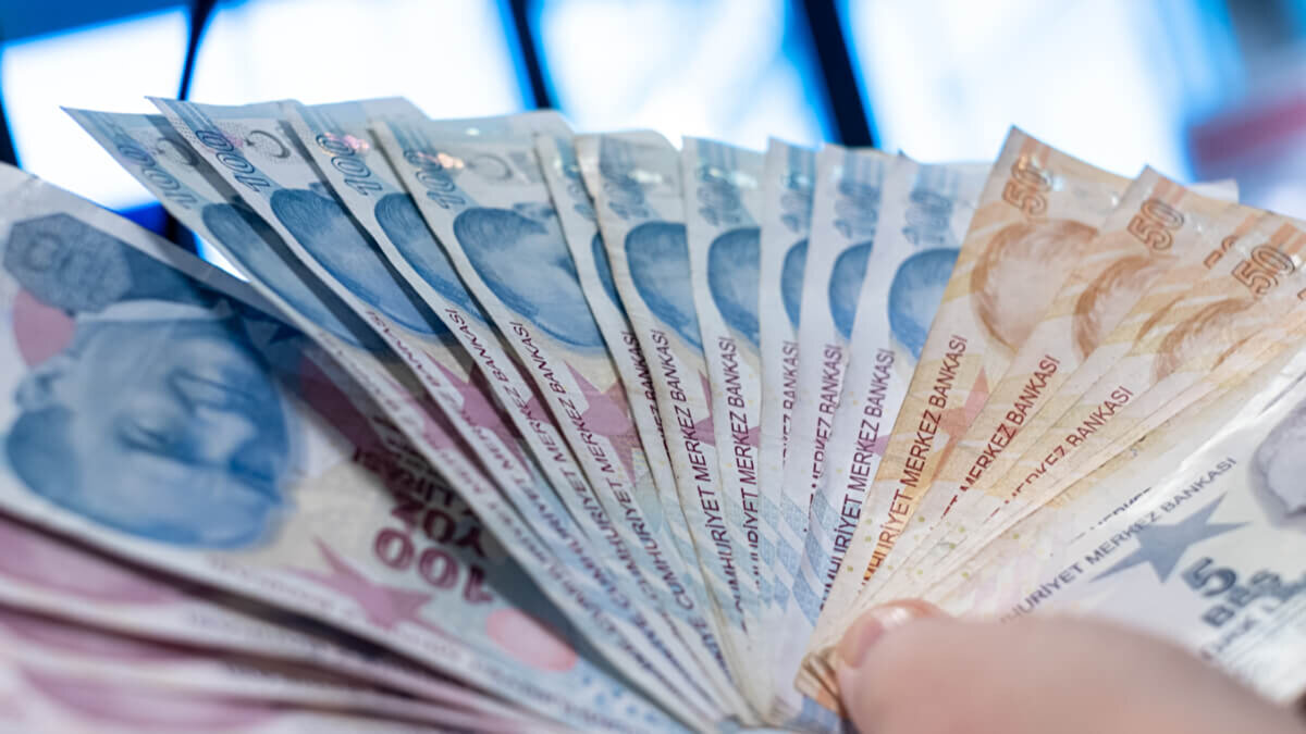 SGK emeklileri için VakıfBank yeni bir kampanya duyurdu. Maaşını VakıfBank'a taşıyan emekliler için 27 bin TL'lik emekli banka promosyonu fırsatı... Peki VakıfBank 27 bin lira emekli promosyonu nasıl alınır, kimler faydalanabilir? Katılım şartları neler?