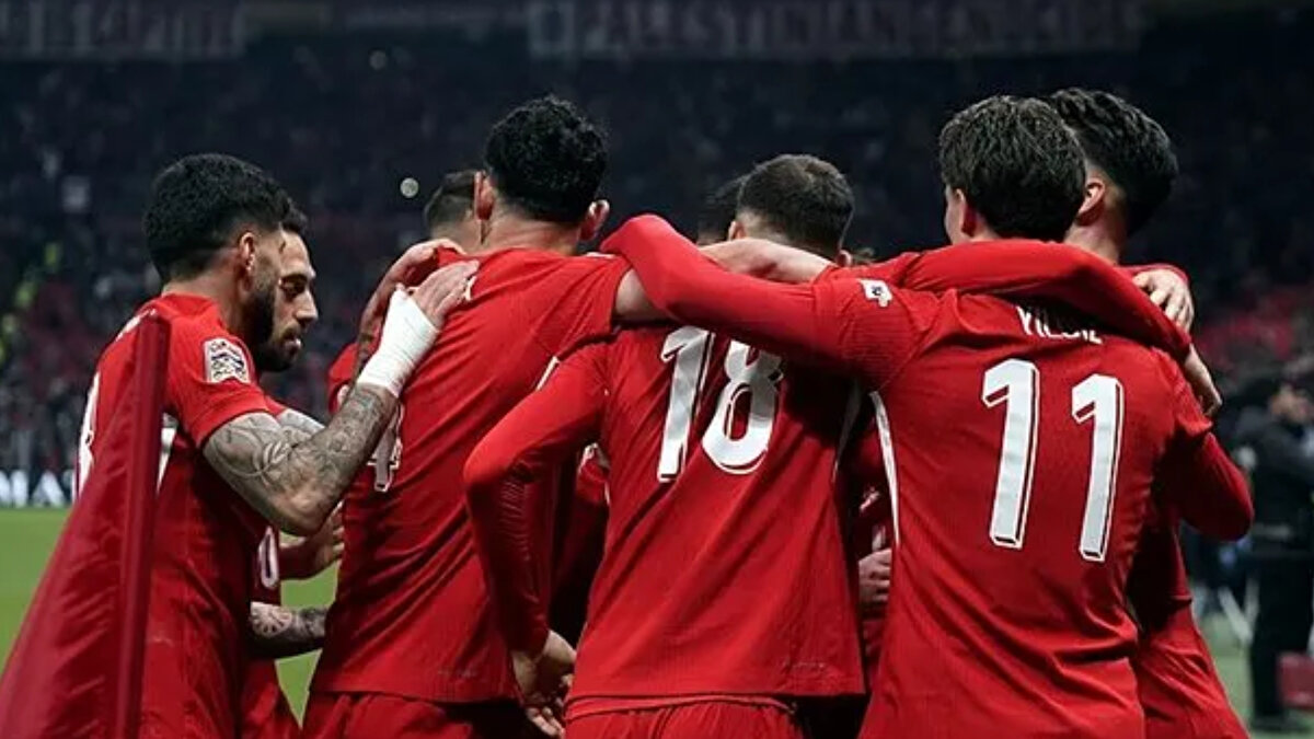 Dünya Kupası yolunda kritik maç<br><br>ABD, Meksika ve Kanada’nın ev sahipliğinde düzenlenecek olan 2026 FIFA Dünya Kupası’na Avrupa’dan 16 takım katılacak. Eleme gruplarında lider olan 12 ülke doğrudan Dünya Kupası bileti alırken, grup ikincileri ise play-off aşamasında mücadele edecek.<br><br>A Milli Takım, E Grubu’ndaki ilk maçında Gürcistan’a konuk olduktan sonra 7 Eylül Pazar günü Konya’da İspanya ile karşı karşıya gelecek.