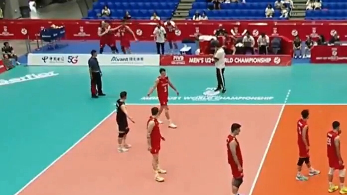 Oyuncular birbirine girdi <br><br>Çin'in ev sahipliği yaptığı U21 Erkekler Dünya Şampiyonası'nda Mısır ile mücadele eden milli takımımız müsabakadan 3-1 (25-22, 25-19, 20-25, 25-22) mağlup ayrıldı. Maçın ilk setinin oynandığı sırada, iki milli voleybolcu arasında tartışmanın başlamasının ardından olay yumruklu kavgaya dönüştü.