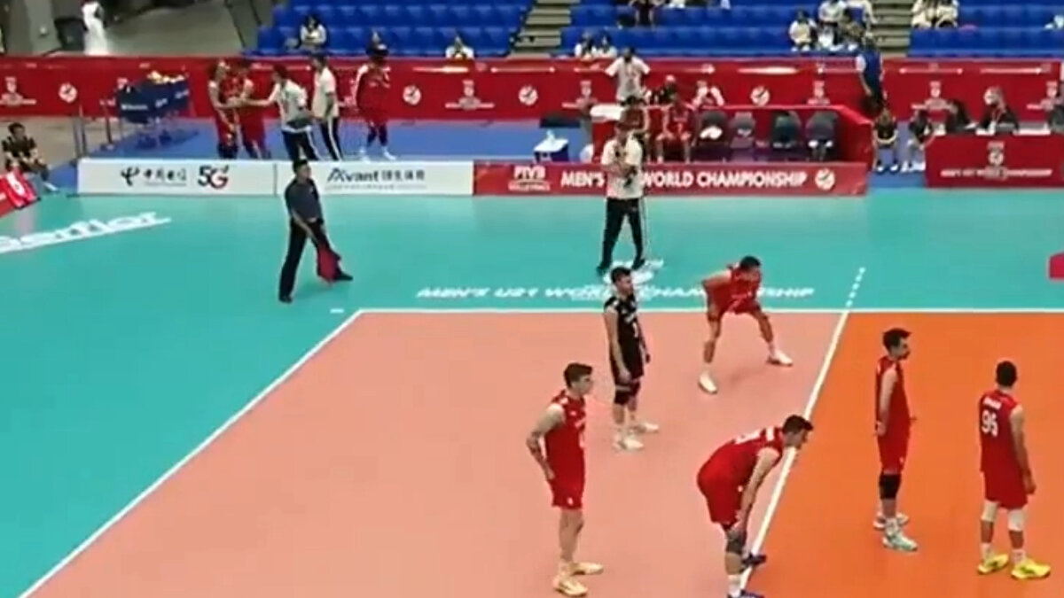 U21 Milli Erkek Voleybol Takımı'nın Dünya Şampiyonası'nda oynadığı Mısır mücadelesinde iki milli oyuncu birbirine girdiği iddia edilmişti. Şimdi ise olay anına ait görüntüler ortaya çıktı. 