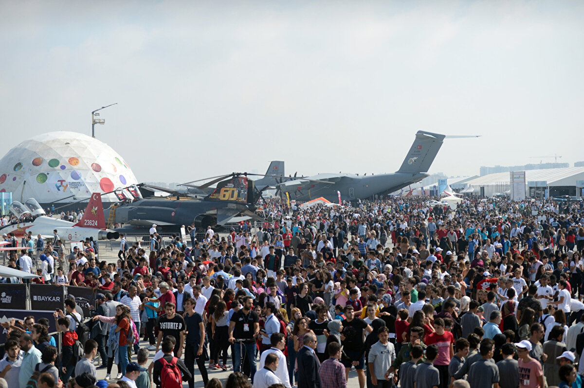 17-21 Eylül tarihleri arasında gerçekleşecek olan TEKNOFEST İstanbul, teknoloji yarışmalarından nefes kesen hava gösterilerine, yenilikçi projelerden ilham veren söyleşilere kadar birçok etkinliğe ev sahipliği yapacak. Festivalin, teknoloji ve bilim alanındaki son gelişmeleri sergileyerek yeni rekorlara ve unutulmaz anlara imza atması bekleniyor.