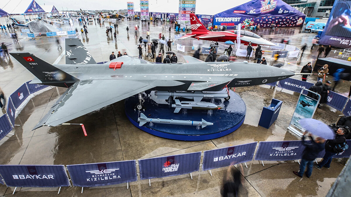 Teknoloji ve bilim meraklılarının heyecanla beklediği TEKNOFEST İstanbul, bu yıl da rekor seviyede ödül ve etkinliklerle kapılarını açmaya hazırlanıyor. 17-21 Eylül tarihleri arasında Atatürk Havalimanı’nda gerçekleşecek olan festivalde, 58 ana ve 137 alt kategoride düzenlenen yarışmalarda ön eleme aşamasını geçen takımlara 85 milyon TL’nin üzerinde maddi destek sağlanacak. Yarışmalarda dereceye giren takımları ise toplamda 65 milyon TL’yi aşan ödüller bekliyor.