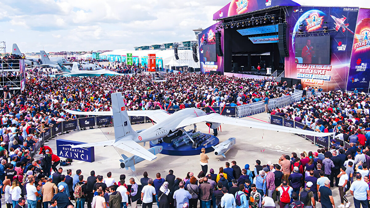 GÖSTERİLER, KONSERLER VE DAHA FAZLASI<br>TEKNOFEST İstanbul, sadece yarışmalarla sınırlı kalmayacak. Ziyaretçiler, festival boyunca nefes kesen hava gösterileri, popüler konserler, interaktif sergiler ve atölyeler gibi birçok farklı etkinliğe katılma fırsatı bulacak. Ayrıca simülasyon deneyim alanları, planetaryum gösterimleri ve öğrencilere özel uçuş etkinlikleri de festivalin öne çıkan diğer sürprizleri arasında yer alıyor. Teknoloji, heyecan ve eğlenceyi bir araya getiren TEKNOFEST, yine unutulmaz anlara ev sahipliği yapacak.<br>