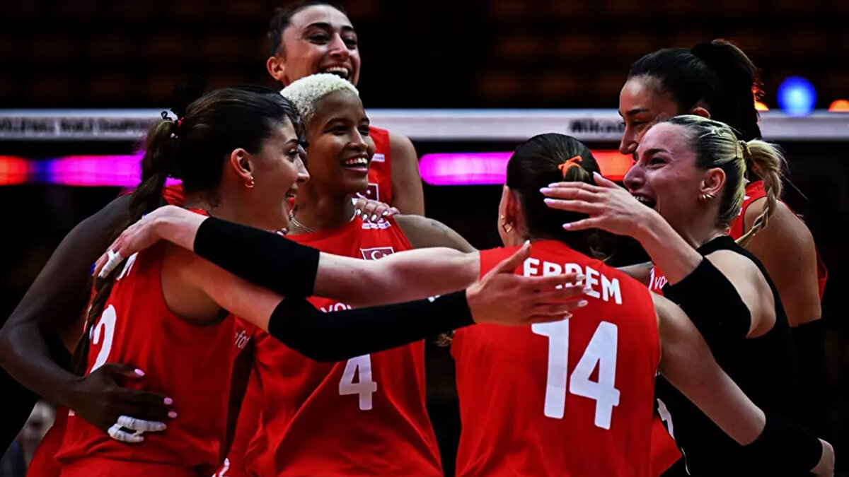 Filenin Sultanları ABD Voleybol Maçı Hangi Kanalda?<br><br>Yarı final için ABD ile karşı karşıya geleceğimiz voleybol maçı TRT 1 ekranlarında canlı olarak yayınlanacak.