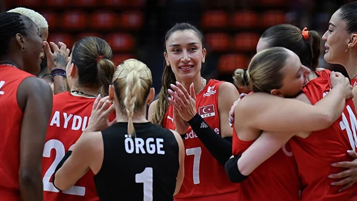 VOLEYBOL DÜNYA ŞAMPİYONASI 2025 <br><br>A Milli Kadın Voleybol Takımımız ABD ile çeyrek final için karşılaşacak. Filenin Sultanları, ABD'yi geçmesi halinda Dünya Şampiyonası tarihinde ilk kez yarı finale yükselmiş olacak. Millilerimiz, ABD'yi elemesi halinde Hollanda-Japonya maçının galibiyle yarı final için karşılaşacak.