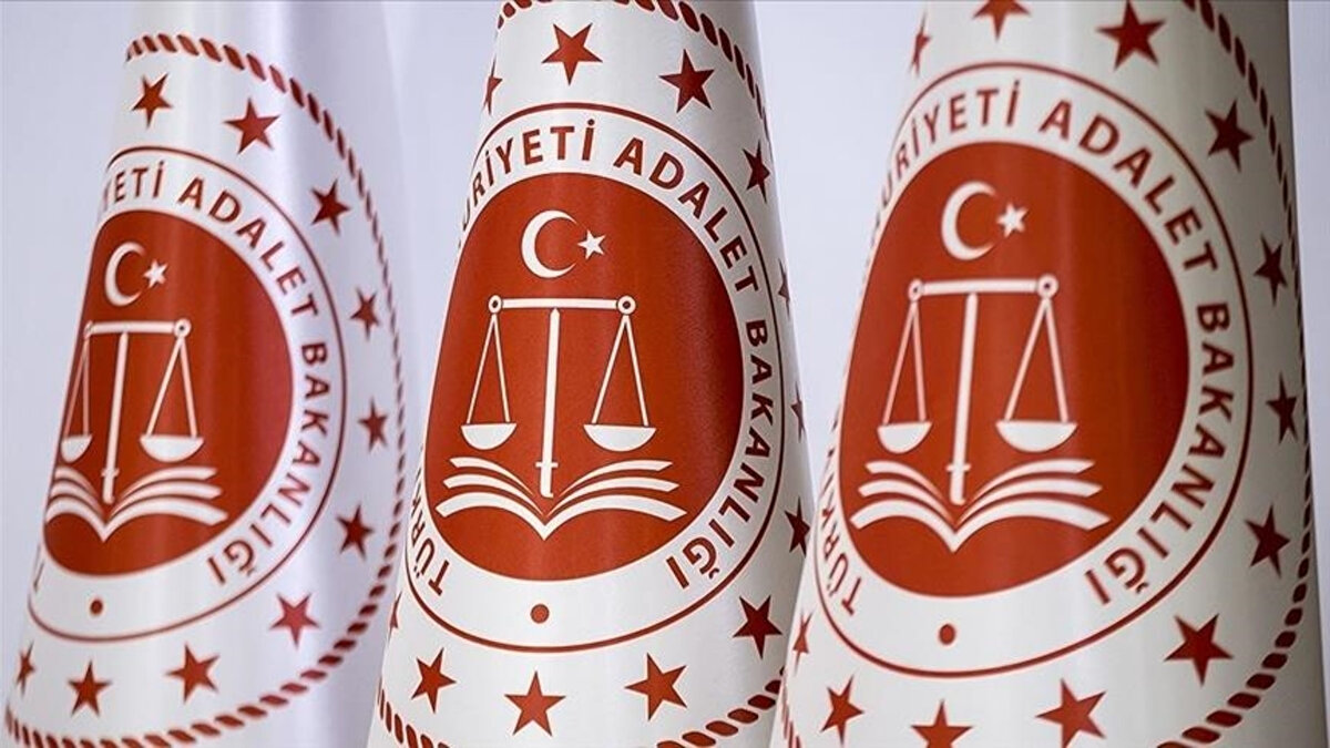 Yoğunluk Hangi Kadrolarda Olacak?<br>Özellikle 2025 yılı için beklenen kadrolar arasında infaz koruma memuru (gardiyan), zabıt katibi, mübaşir, şoför, teknisyen, psikolog, sosyal çalışmacı ve sağlık personeli pozisyonları öne çıkıyor.<br>Detaylı başvuru şartları ve takvimi, ilan yayımlandığında netleşecek.<br>