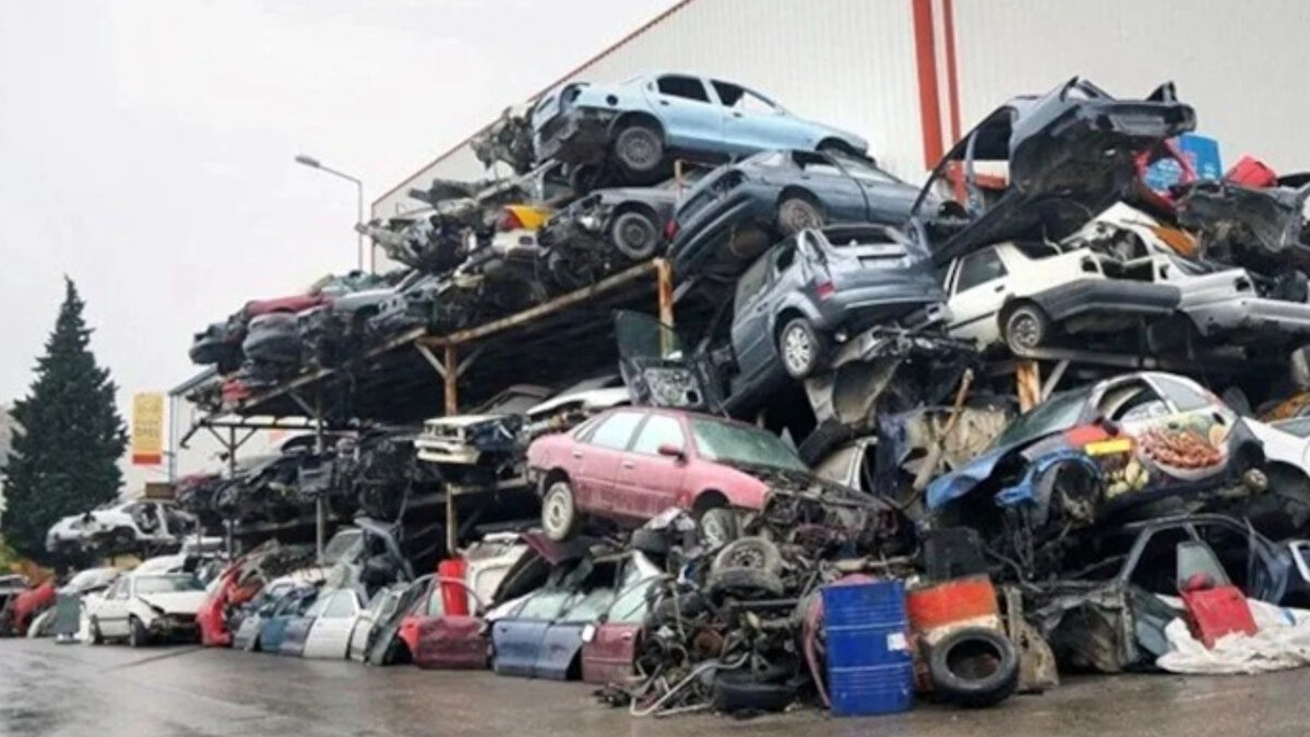 MHP’li milletvekillerinin TBMM’ye sunduğu hurda teşviki düzenlemesi, 3 ve daha fazla çocuğa sahip aileleri kapsayan “ilk arabam yerli otomobil aile destek programı” ile birleştirildi. Bu kapsamda vatandaşlar, uygun ödeme koşulları ve uzun vadeli kredi imkanları ile yerli otomobile ulaşabilecek. ÖTV indiriminden yararlanmak isteyenler, programa uygun şartları sağlayarak devlet desteği ile sıfır araç sahibi olabilecek.