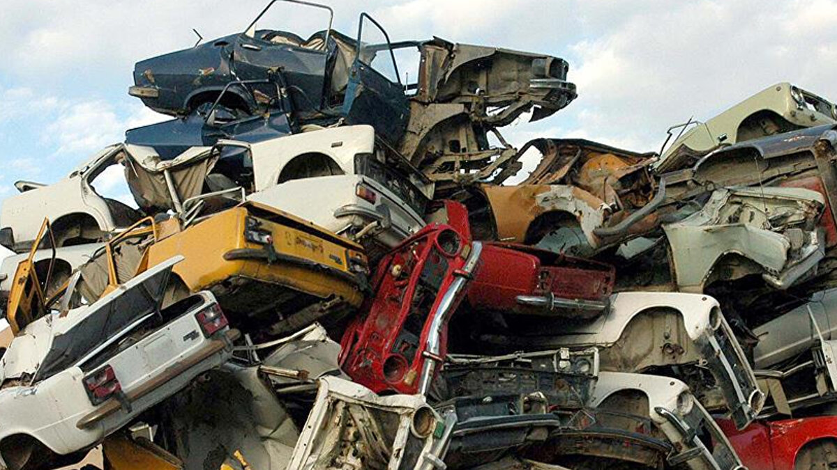 Hurda teşviki yasası ve sosyal faydaları<br><br>Hurda teşviki yasasının amacı sadece vatandaşlara sıfır araç sahibi olma imkanı sunmak değil. Program aynı zamanda:<br><br>Düşük gelir gruplarının araç sahipliğini artırarak ailelerin mobilitesini destekliyor.<br><br>Ülkedeki binek araçların yaş ortalamasını düşürerek karbon emisyonunun azalmasına katkı sağlıyor.<br><br>Türkiye’nin yerli otomobil üretimini teşvik ederek Togg gibi milli markaların satışlarını artırmayı hedefliyor.