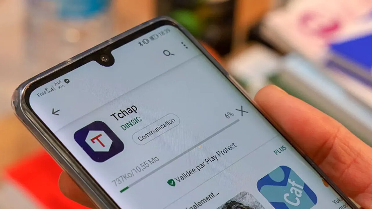 Genelgeye göre, devlet kurumlarında yapılacak tüm resmi yazışmalar yalnızca Fransa’nın yerli mesajlaşma platformu Tchap üzerinden gerçekleştirilecek. Bakanlıklar Arası Dijital Direktörlüğü (DINUM) ve Ulusal Bilgi Sistemleri Güvenliği Ajansı (ANSSI) tarafından geliştirilen Tchap, uçtan uca şifreleme teknolojisiyle çalışıyor. Uygulamanın Fransa sınırları içinde barındırılması, hassas iletişimin korunması ve dijital egemenliğin güçlendirilmesi amacıyla öne çıkarılıyor.