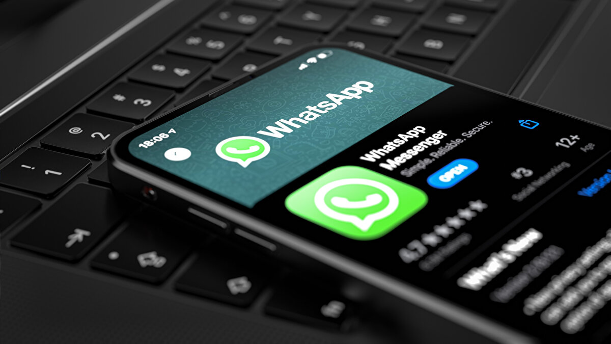 Daha önce de soykırımcı İsrail ordusuna konum desteği sağladığı iddialarıyla gündeme gelen WhatsApp, her geçen gün güvenilirliğini yitiriyor. Kullanıcılarının ciddi güvenlik riskleriyle karşı karşıya kaldığı, hatta WhatsApp’ın Mossad ile yakın ilişki kurduğu iddia ediliyor.<br>