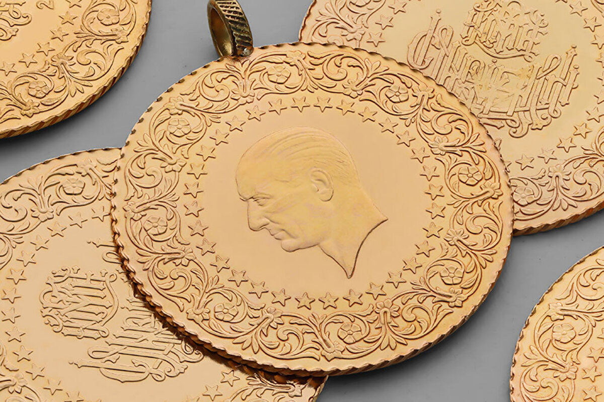 Altın fiyatları yatırımcıların ve vatandaşların en çok araştırdığı başlıklar arasında yer alıyor. Küresel piyasalarda Fed’in faiz indirimi beklentileri, jeopolitik gelişmeler ve dolar kurundaki dalgalanmalar değerli metalin seyrini doğrudan etkiliyor. Son günlerde ons altındaki hareketlilik, gram ve çeyrek altın fiyatlarına da yansıyor. Peki, 3 Eylül 2025 itibarıyla gram, çeyrek, yarım, tam altın ve 22 ayar bilezik fiyatları ne kadar oldu? İşte güncel altın fiyatları…