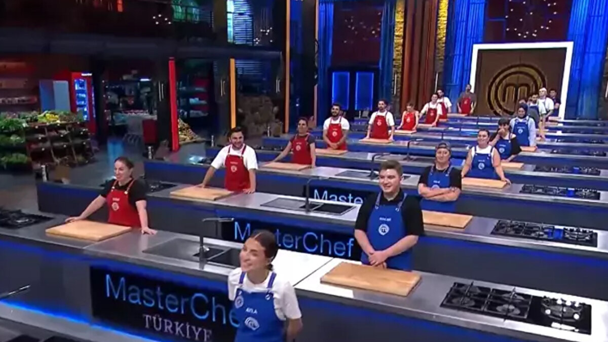TV8 ekranlarının sevilen yarışması MasterChef Türkiye’de haftanın ilk dokunulmazlık oyunu geride kaldı. Mavi ve kırmızı takımların karşılaştığı gecede, menüde Kilis tava yer aldı. Yarışmacılar, şeflerin beğenisini kazanmak için en iyi tabağı çıkarmak için tüm hünerlerini sergiledi.<br><br>Gece sonunda kazanan takım kırmızı takım oldu. Böylece mavi takım eleme potasına aday göndermek zorunda kaldı.