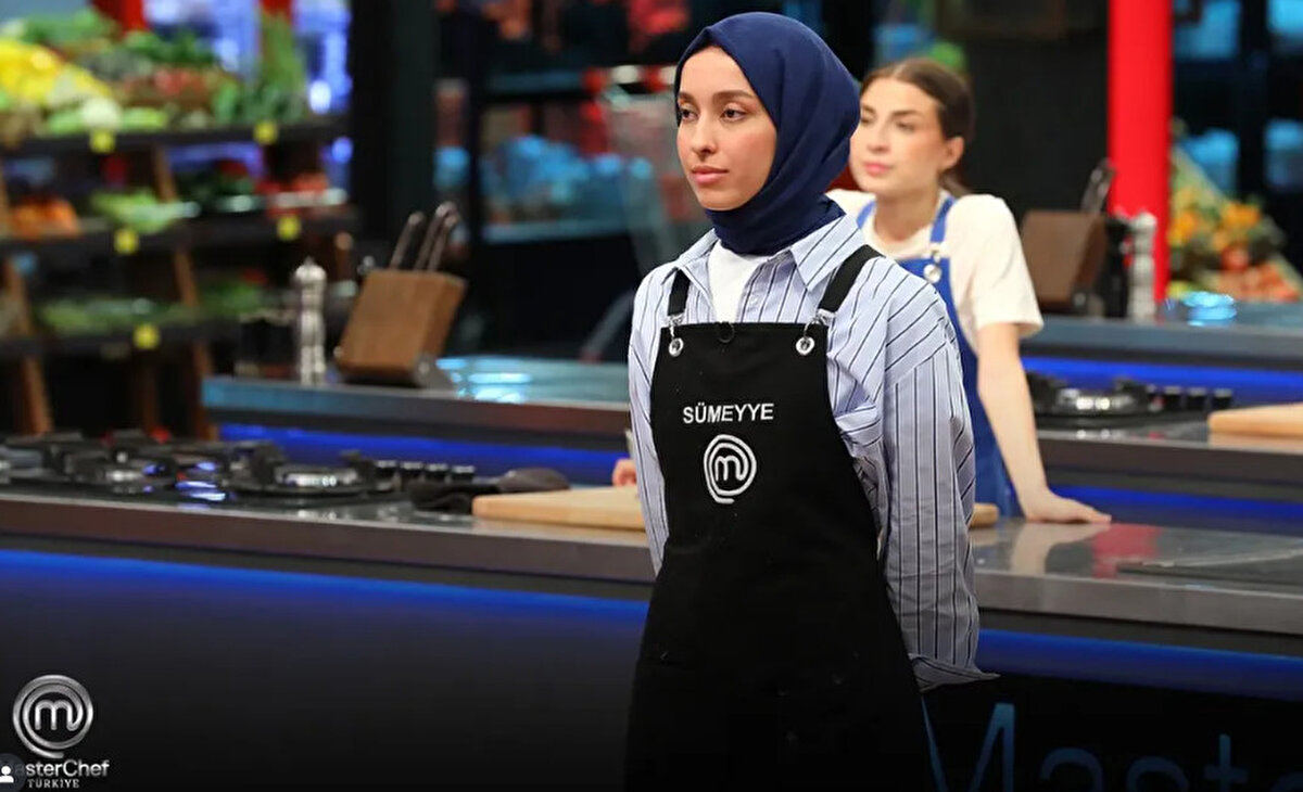 BİREYSEL DOKUNULMAZLIĞI KİM KAZANDI?<br><br>Takım dokunulmazlığını kaybeden mavi takım yarışmacıları, bireysel dokunulmazlık oyununda yeniden mutfağa girdi. Bu mücadelede şeflerin beğenisini kazanarak bir üst tura geçen isim Sümeyye oldu.