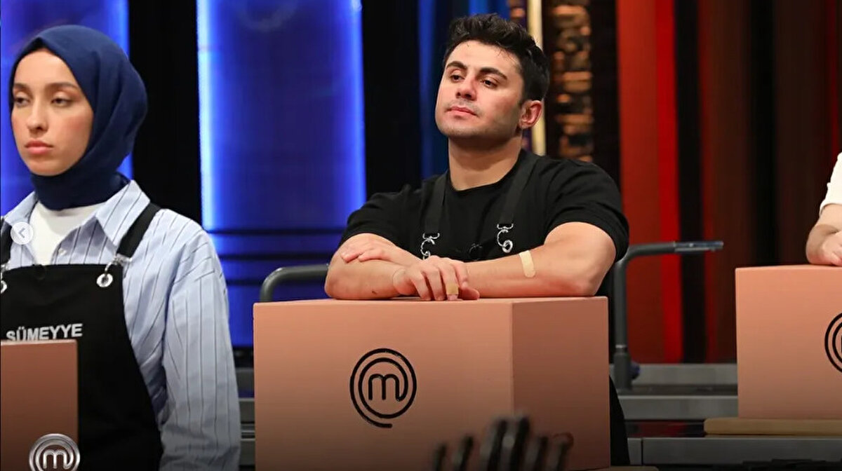 İki yarışmacı, eleme gecesinde şeflerin karşısına çıkarak MasterChef’te kalmak için mücadele verecek.