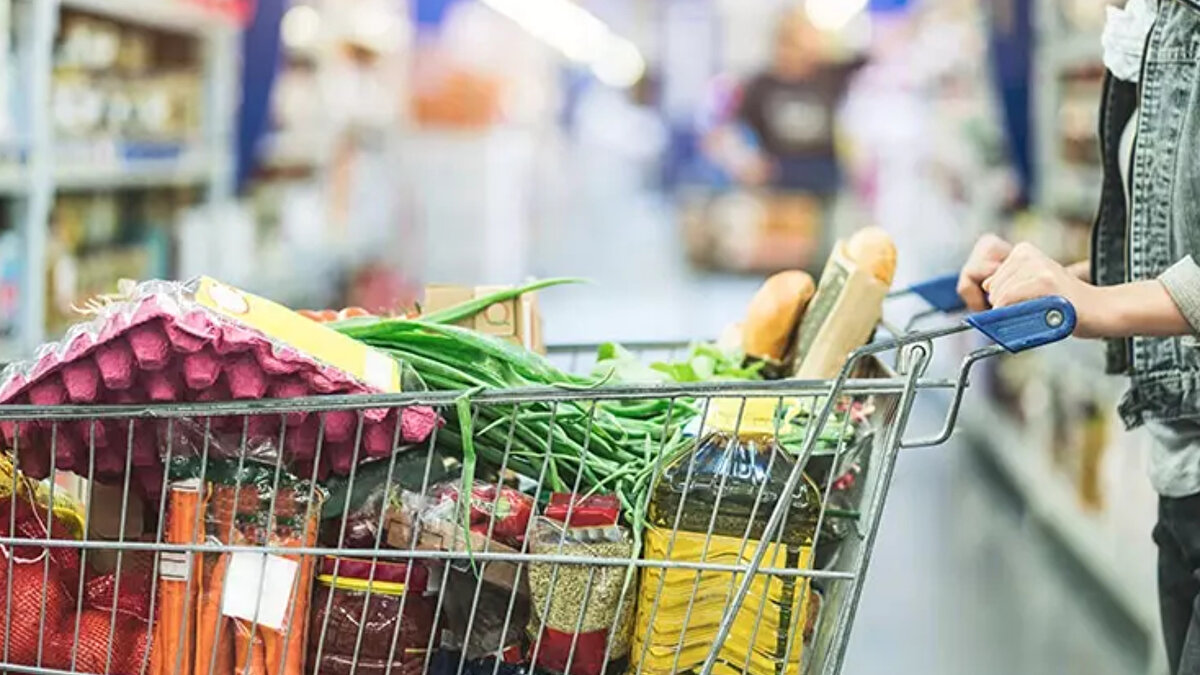 Bir önceki ankette yüzde 1,63 olan aylık TÜFE artış beklentisi, bu dönemde yüzde 1,69 seviyesine çıktı.<br><br>Cari yıl sonu TÜFE artışı beklentisi ise yüzde 29,66’dan yüzde 29,69’a yükseldi.<br><br>12 ay sonrası için TÜFE beklentisi yüzde 23,39’dan 22,84’e gerilerken,<br><br>24 ay sonrası için beklenti yüzde 17,08’den 16,92’ye düştü.