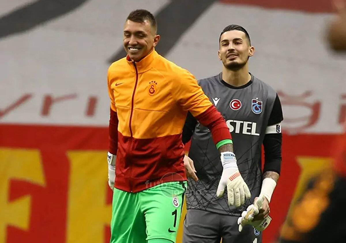 Galatasaray'ın efsane kalecisi Fernando Muslera, sarı kırmızılıların Uğurcan Çakır hemlesi sonrası milli eldivene mesaj attı v e tebrik etti.<br><br>